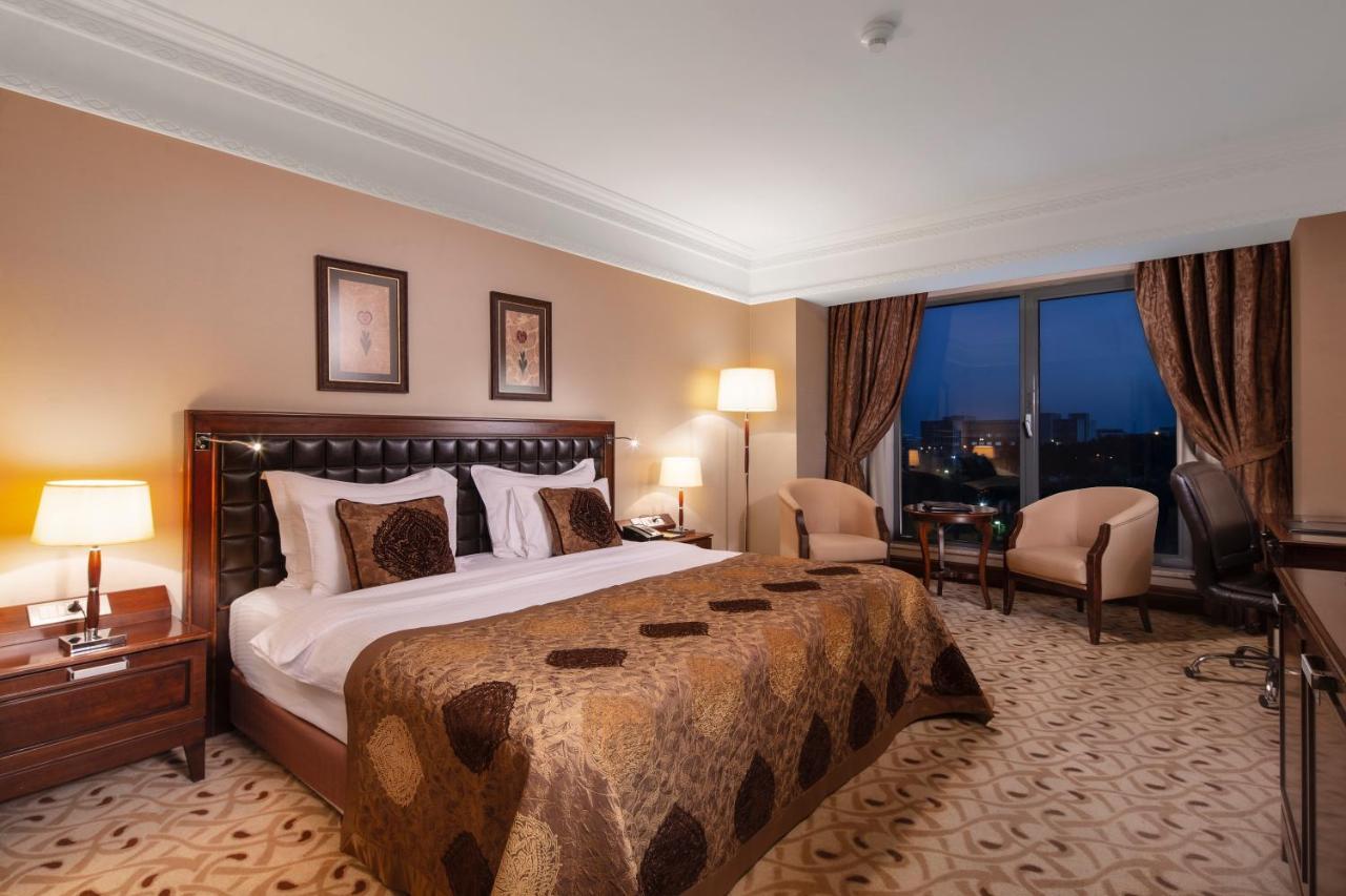 Standard King Room Lounge Access