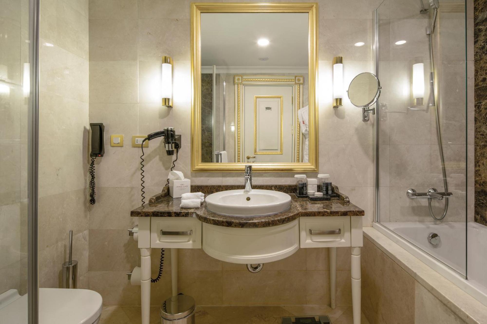 Standard King Room Lounge Access