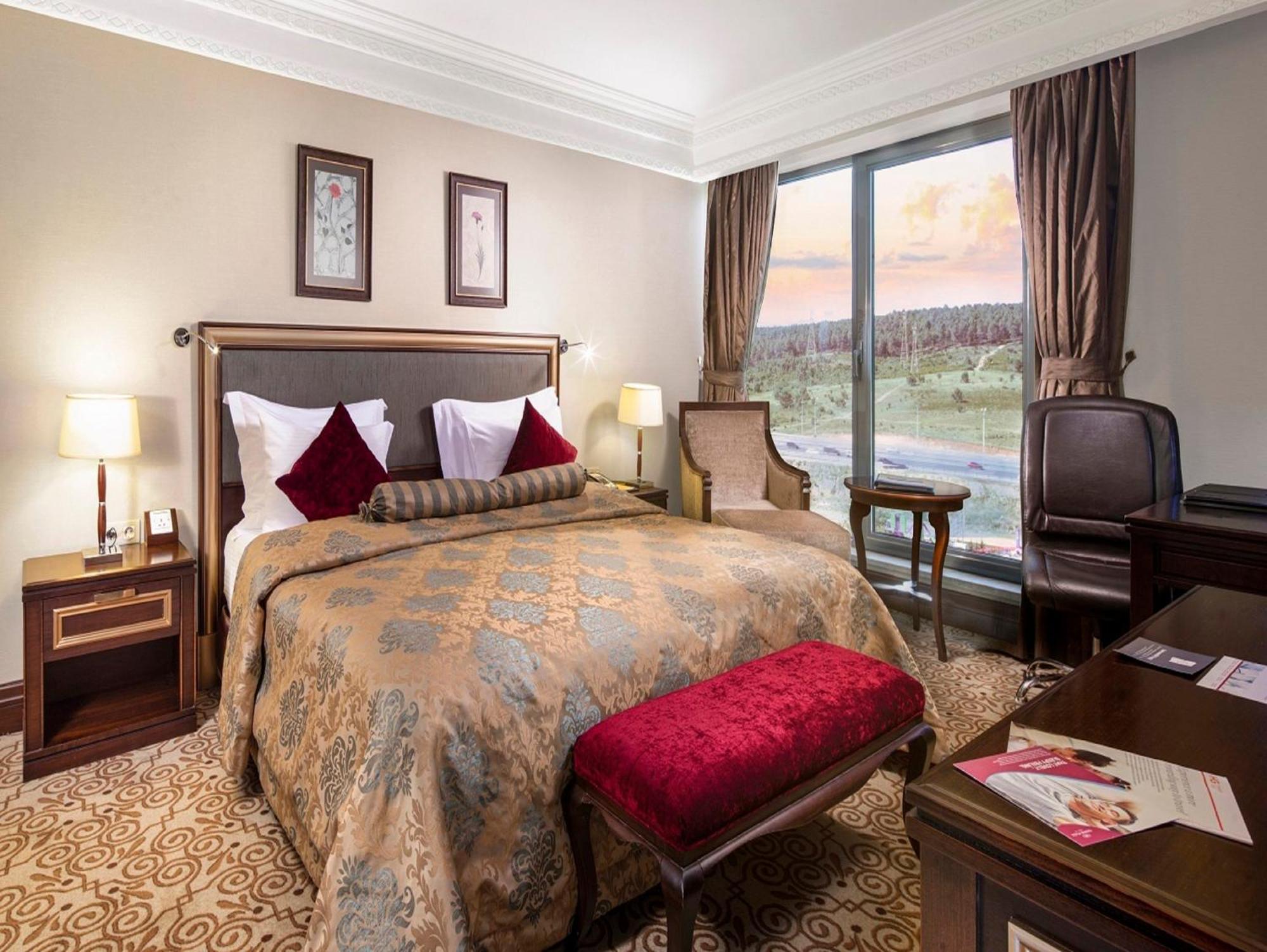 Corner King Room