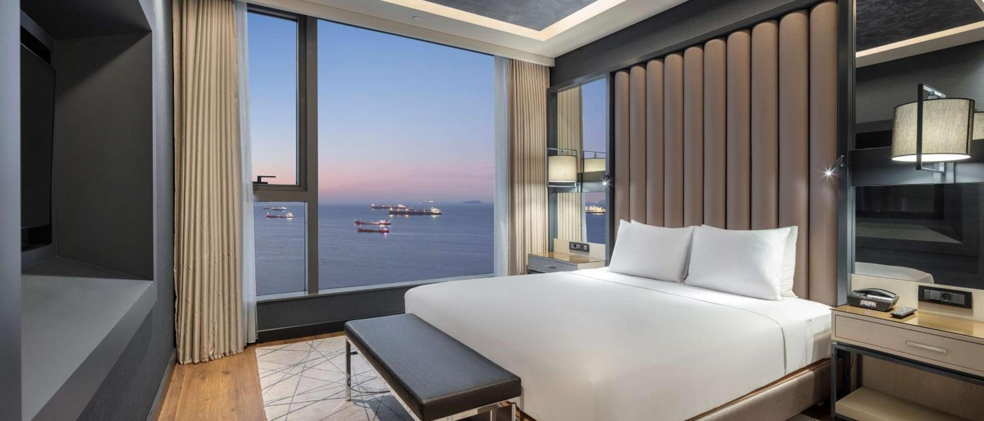 Grand Deluxe Suite With Sea View And Executive Lounge Access,1550380372:JPEG
