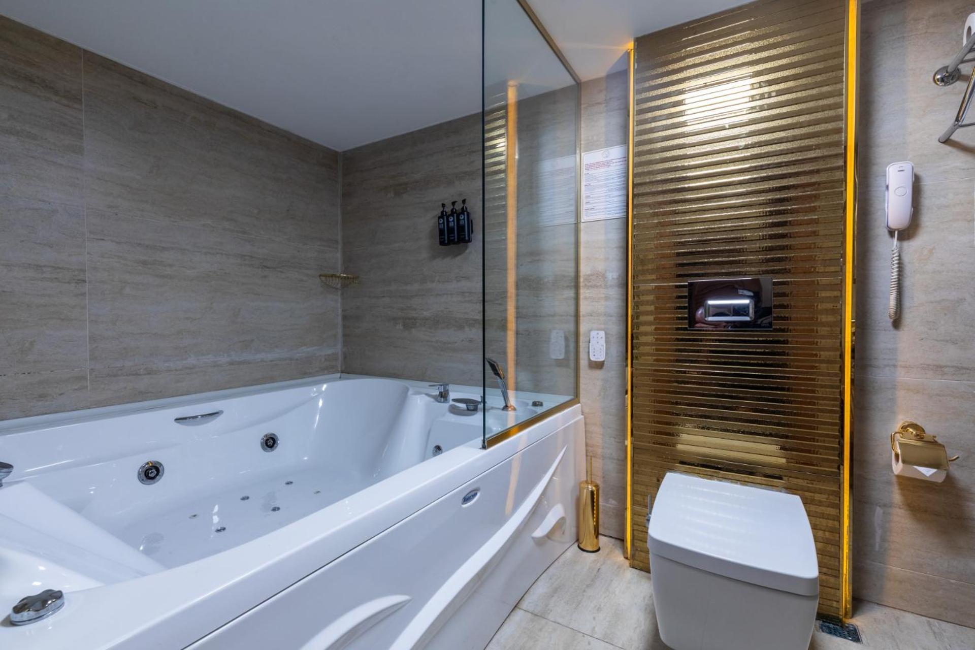 Family Suite Jetted Tub