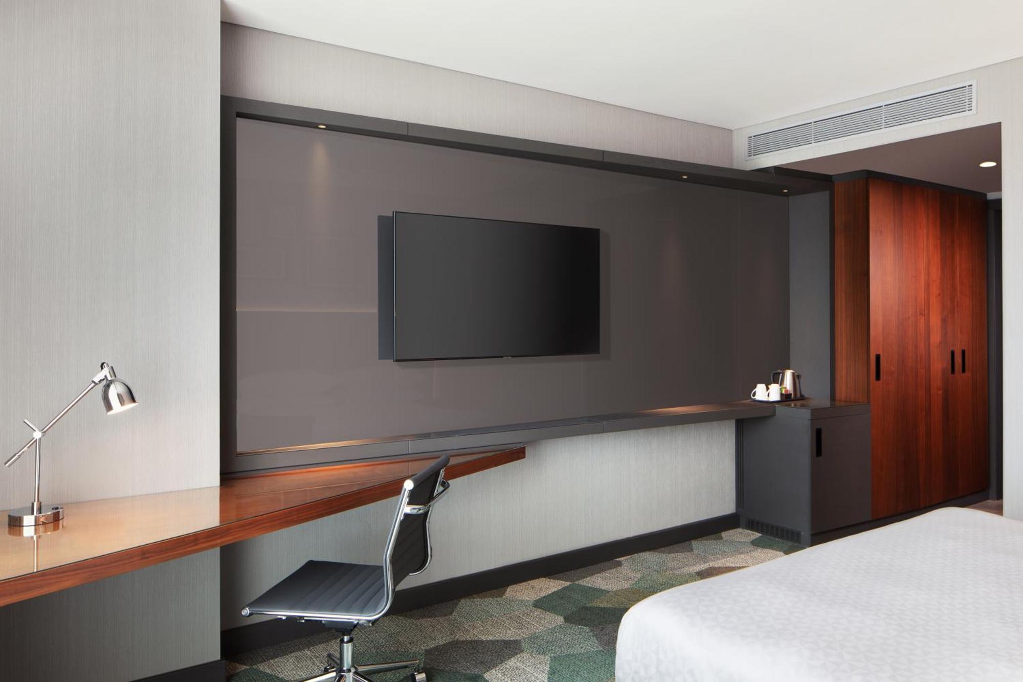 Deluxe Zimmer mit Kingsize-Bett und Stadtblick
