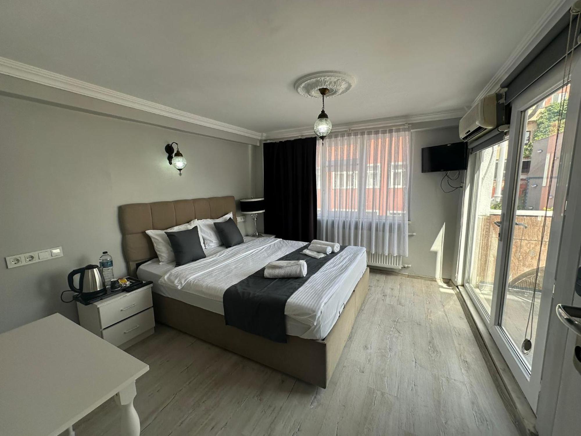 Deluxe Double Room with Balcony and Sea View
