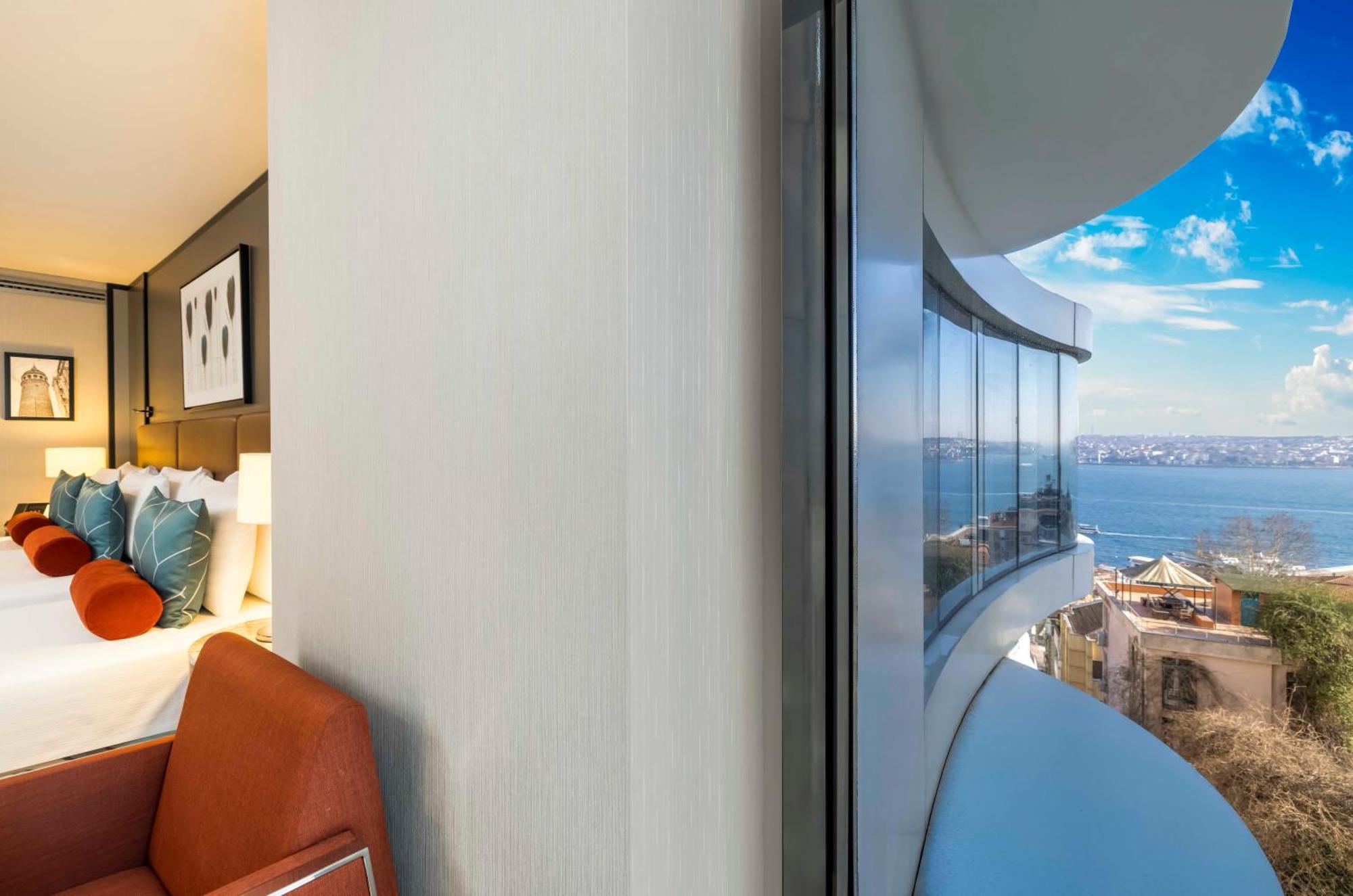Deluxe Driepersoonskamer met Gedeeltelijk Uitzicht op Zee