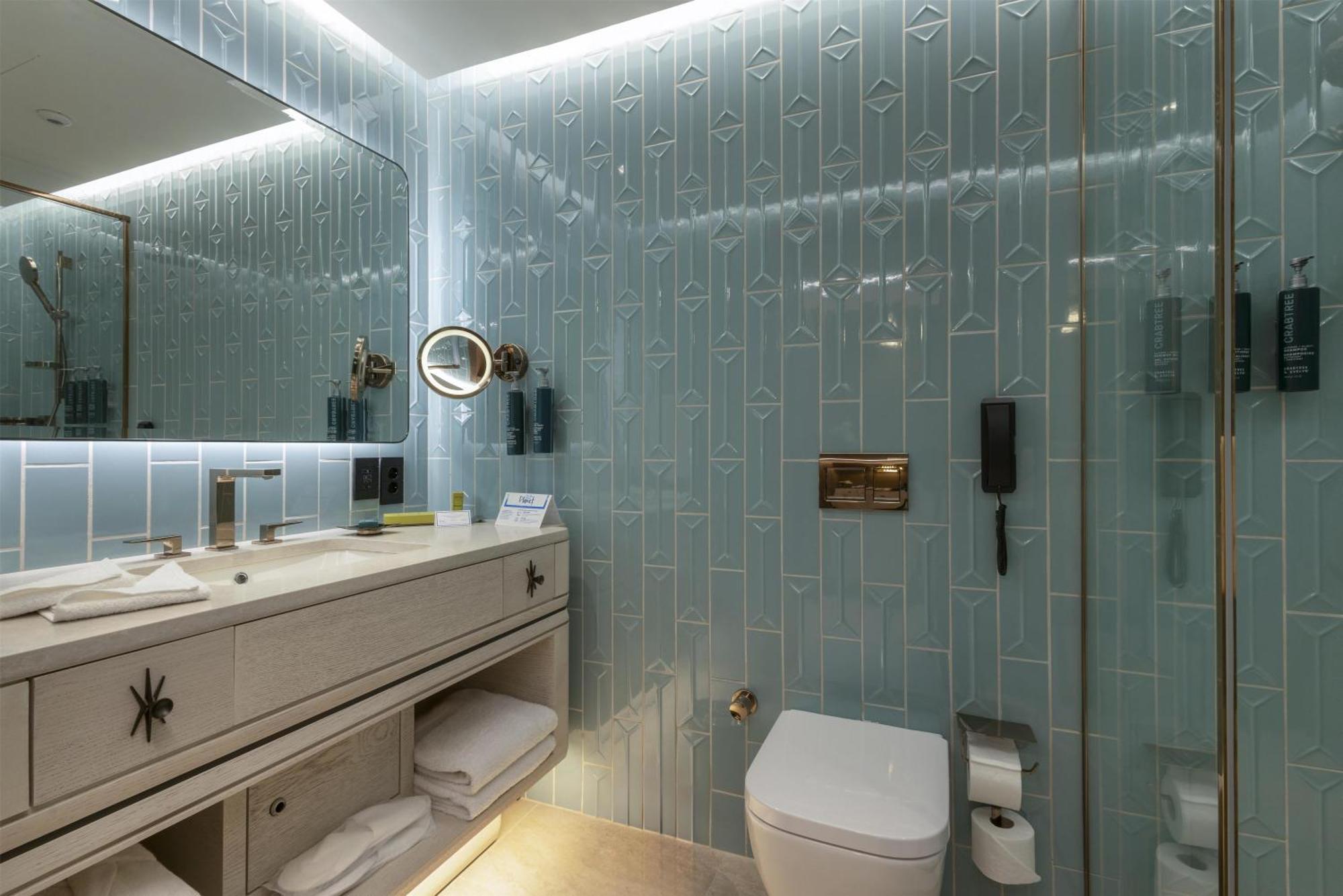 Queen Room Accessible