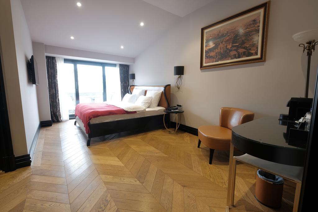 Habitación Doble Superior con balcón y vistas a la torre de Gálata